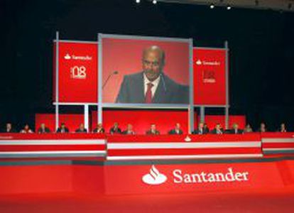 El presidente del Banco Santander, Emilio Bot&iacute;n, durante su intervenci&oacute;n en una Junta Extraordinaria de Accionistas