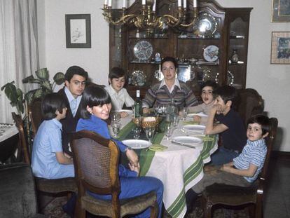 La familia de Jordi Pujol en el comedor de su casa en el a&ntilde;o 1977. 