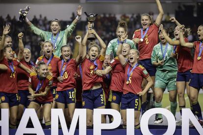 La selección de España se coronó este domingo, por primera vez en la historia, campeona femenina sub-20 al vencer con dos goles de Salma Paralluelo y uno de Inma Gabarro a Japón (3-1) en la final del Mundial de Costa Rica 2022. 