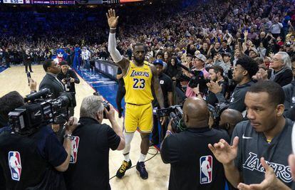 LeBron James agradece la ovación del público tras superar a Kobe Bryant.