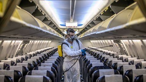 Un operario desinfecta un avión de la compañía Smartwings.