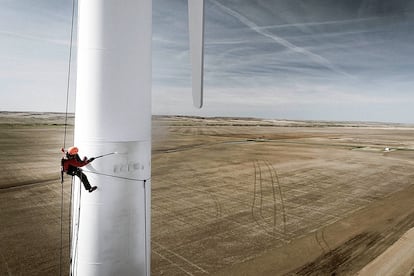 "La gran altura del aerogenerador contrasta con la planicie", apunta el autor de esta foto, en la que, además del horizonte y la vertical del molino blanco, se cruzan también las líneas de marcas de tractores en los campos y las estelas de condensación de los aviones en el cielo. La imagen fue tomada en Alberta (Canadá).