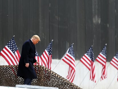 El presidente Donald Trump baja las escaleras antes de un discurso cerca de una sección del muro fronterizo entre Estados Unidos y México, el martes 12 de enero de 2021, en Alamo, Texas.