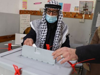 Un palestino vota en las elecciones locales, el sábado en Beit Bajan (Cisjordania).