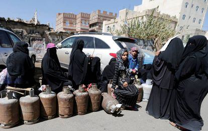 Mujeres yemen&iacute;es esperan para llenar sus bombonas de gas para cocinar en medio de la escasez de suministros en San&aacute;, este mi&eacute;rcoles.