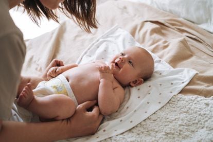 Uno de los hitos es que entre los 0 y seis meses el bebé siga con los ojos a los objetos y a las personas.