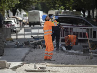 Un trabajador de la construcción bebía agua el fin de semana para combatir el calor en una calle del centro de Valencia.