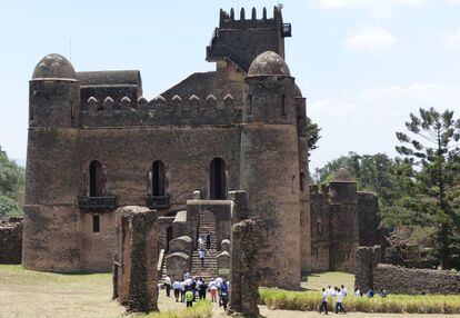 Visitantes en el castillo de Gondar, del siglo XVII, declarado Patrimonio Mundial, en Etiopía.