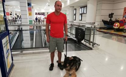 Pedro Delgado, con su perro guía 'Viero', en el centro comercial de Tenerife en el que trabaja.