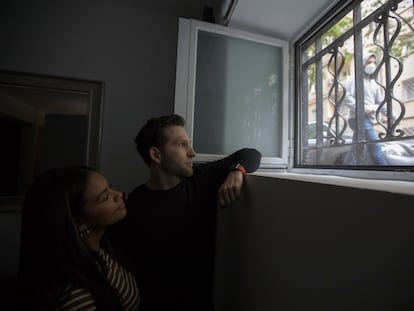 María José Camacho y Thomas Lutz posan junto a una de las ventanas de su domicilio, un semisótano con las ventana a ras de la acera.