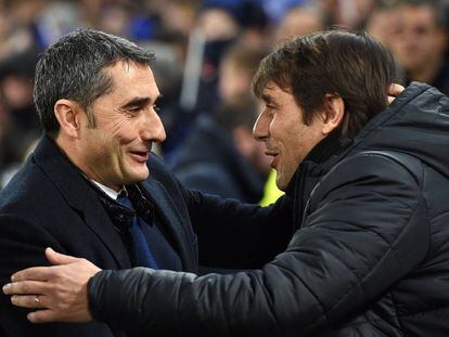 Valverde saluda a Conte, entrenador del Chelsea, durante el partido. 