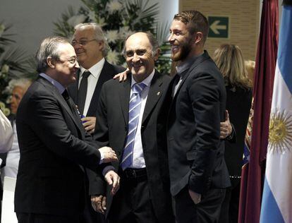 El presidente del Real Madrid, Florentino Pérez ; el futbolista Sergio Ramos (d); y el exjugador, José Martínez Sánchez 'Pirri' (c), conversan en la capilla ardiente.