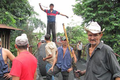 Varios campesinos bloquean una carretera el martes pasado en la localidad selvática de Siuna.