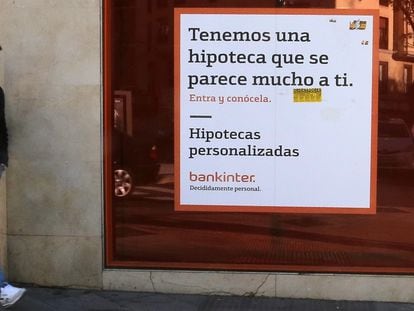 Un cartel anuncia una hipoteca en una sucursal bancaria en Madrid, en una imagen de archivo.