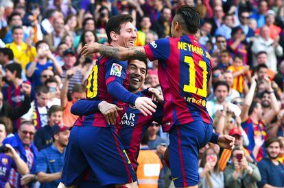 Suárez celebra el seu gol amb Neymar i Messi.