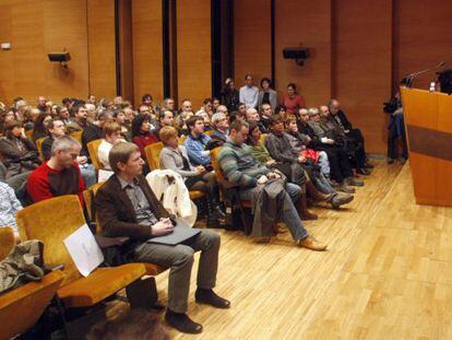 Presentación de Sortu, nuevo proyecto de la izquierda abertzale en Bilbao. Iñigo Iruin escucha a Rufi Etxebarria.