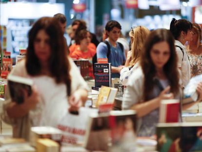 Asistentes a la 44ª Feria Internacional del Libro de Buenos Aires en 2019.