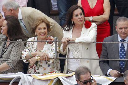 Carmen Martínez Bordiú y Carmen Franco, durante la corrida de la beneficencia en Madrid.