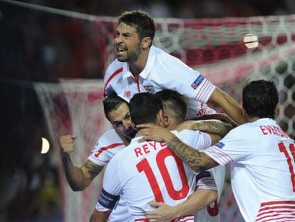 Los jugadores del Sevilla celebrando uno de los goles.