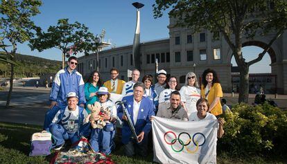 Un grup de voluntaris, reunits a l'Estadi Olímpic, 25 anys després dels Jocs.