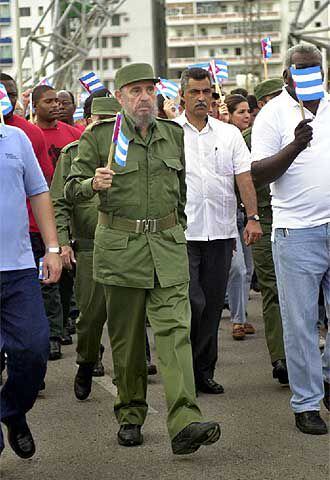 Castro encabeza una manifestación contra el presidente George Bush, el 12 de junio de 2002, en el Malecón de La Habana.