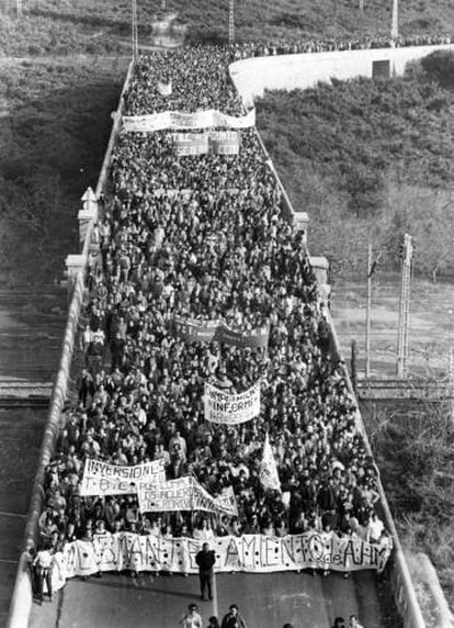 Manifestación en Sagunto el 16 de febrero de 1983 contra el cierre de la siderurgia.
