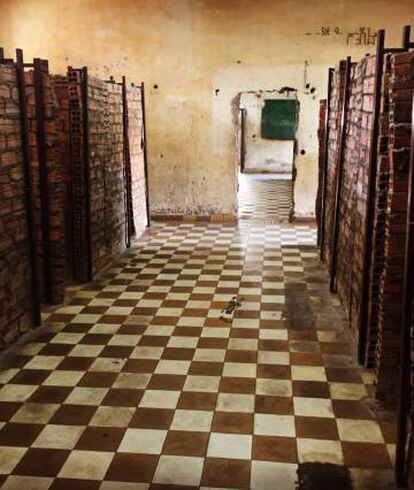 Los pasillos y espacios destinados a celdas durante el régimen de los jemeres rojos se mantienen casi intactos en el museo de Toul Sleng.