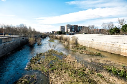 Vista del rÃo Manzanares desde el puente del Rey, en Madrid.