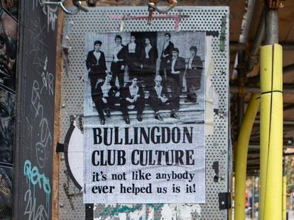 Un poster en Manchester mostraba en 2020 la foto de una decena de miembros del club Bullindog, de la Universidad de Oxford, probablemente tomada en 1987. Desde la izquierda, David Cameron es el segundo de pie y Boris Johnson, el tercero sentado.