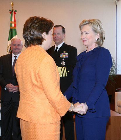 La secretaria de Estado de EE UU, Hillary Clinton, saluda a la canciller mexicana, Patricia Espinosa, a su llegada a la Cancillería en Ciudad de México.
