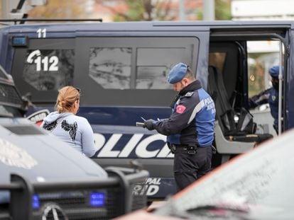 Un policía municipal multa a una mujer por un viaje no justificado en un control policial en la glorieta del Marqués de Vadillo el 20 de marzo de 2020.