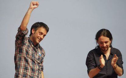 El secretario general de Podemos, Pablo Iglesias, a la derecha, aplaude al candidato a la alcaldía de A Coruña, Xulio Ferreiro.