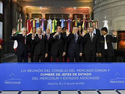 Los presidentes del Mercosur y sus dos países asociados, Chile y Bolivia, posan para la foto de familia tras la cumbre de jefes de Estado