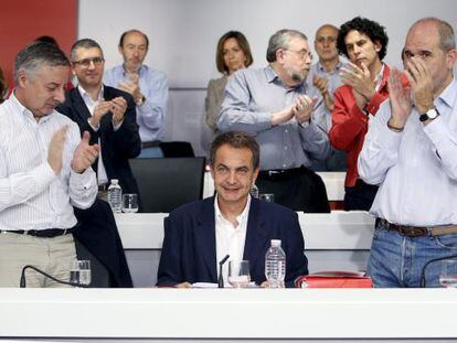 José Luis Rodríguez Zapatero flanqueado por Manuel Chaves y José Blanco, en el comité federal