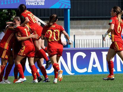 Las jugadoras de España festejan el gol de Claudia Pina ante Paraguay.