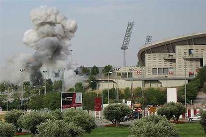 La columna de humo marca el lugar en el que estalló el coche bomba, en un aparcamiento del lateral del estadio olímpico de La Peineta.