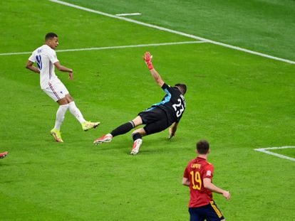 Kylian Mbappé supera a Unai Simón en el disparo que supuso el gol del triunfo de Francia, el domingo.