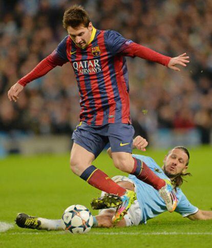 Demichelis derriba a Messi.