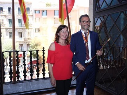15/06/2019 La secretaria general del PSIB-PSOE, Francina Armengol, junto al alcalde de Palma, José Hila.