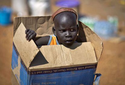 Un niño se asoma a través de una caja de cartón dentro del complejo de las Naciones Unidas, que se ha convertido en el hogar de miles de personas desplazadas por los recientes combates, en Juba, Sudán del Sur.