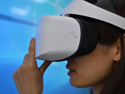 Fotogalería: Innovación a la espera de la revolución. En la imagen, una mujer prueba un dispositivo de realidad virtual durante el Consumer Electronics Show de Shanghái (Ces Asia).