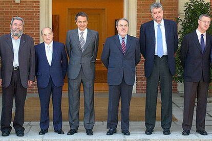 De izquierda a derecha, Cándido Méndez, José María Cuevas, José Luis Rodríguez Zapatero, Pedro Solbes, José María Fidalgo y Jesús Caldera antes de la reunión mantenida el pasado jueves previa a la cumbre de Bruselas.