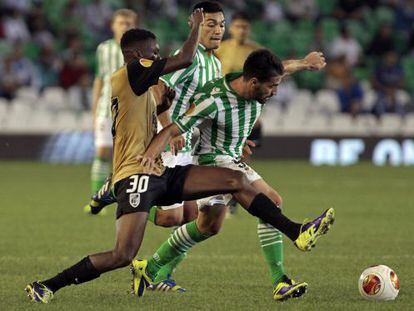 Chuli pelea un bal&oacute;n junto a David Addy.