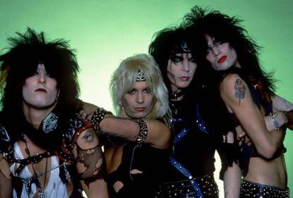 Nikki Sixx, Vince Neil, Mick Mars y Tommy Lee, de Mötley Crüe, pintados y desmelenados, en Detroit en 1984.