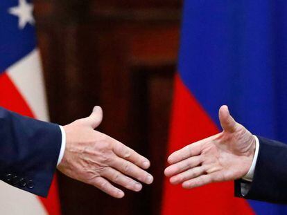 El presidente de EE UU, Donald Trump, y su homólogo ruso, Vladímir Putin, se dan la mano en su encuentro de este lunes en Helsinki (Finlandia).