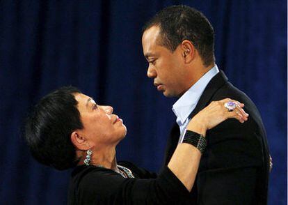 Tiger Woods mira fijamente a su madre Kultida justo después de terminar su comparecencia ante los medios