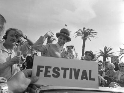 A atriz italiana Sophia Loren acena para a multidão no Festival do ano de 1964, acompanhada do seu marido, Carlo Ponti (à dir.), e do presidente do Festival de Cannes, Favre Le Bret (à esq.).