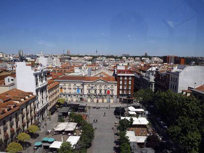 Vista general de la plaza de Santa Ana, espacio abierto perteneciente al barrio de Cortes donde se encuentra el Teatro Español. 