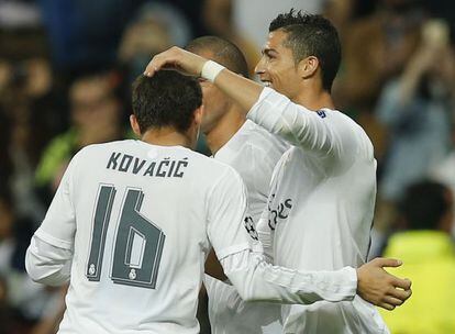 Kovacic y Cristiano celebran un gol con el Real Madrid.