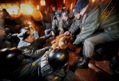 Policías arrastran a un manifestante durante la protesta en Moscú.